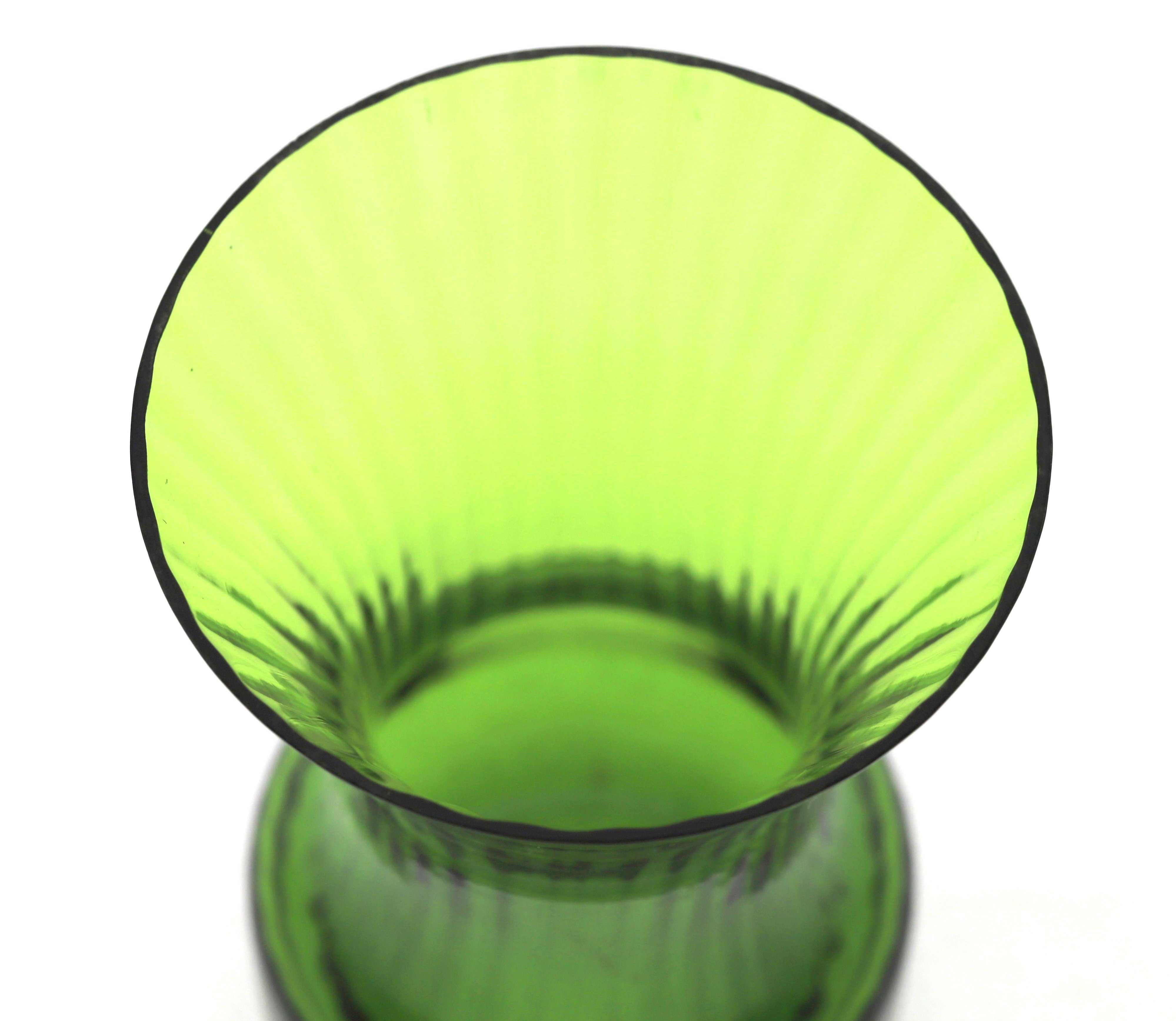 Szklany wazon zielony barwiony w masie wys 14cm PRL Vintage
