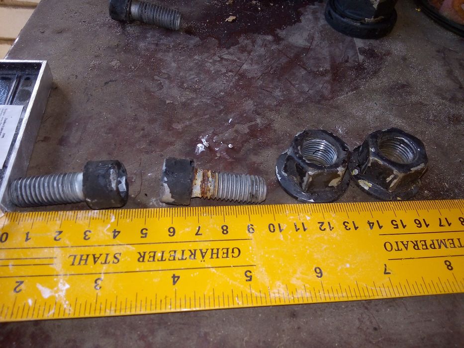 Перехідник, болти