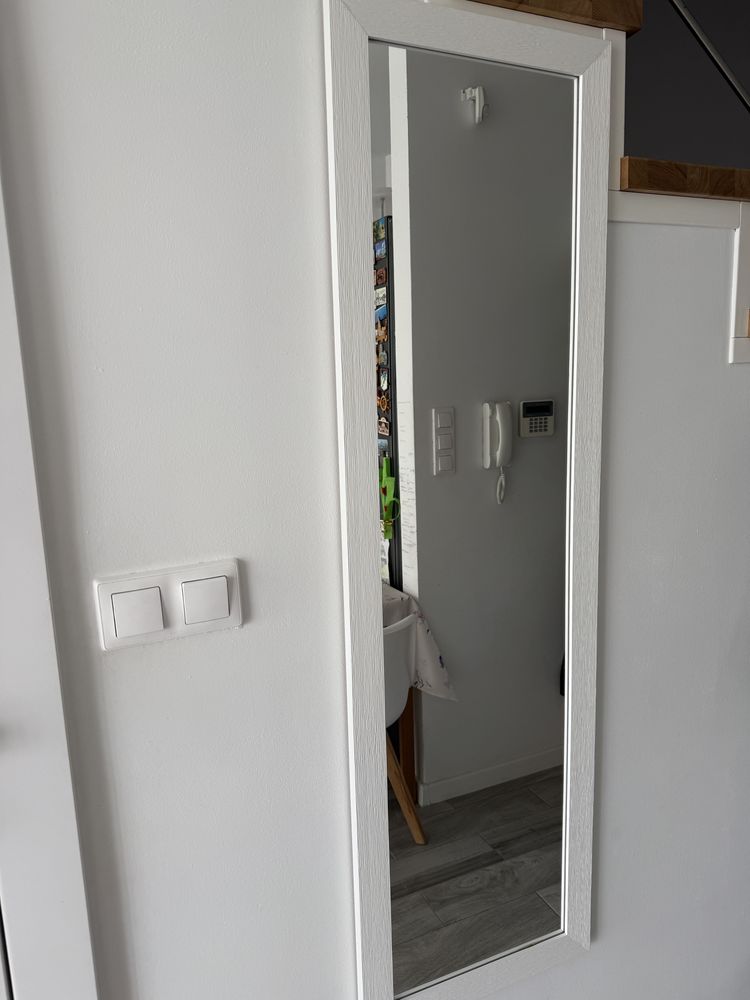 Lustro w białej drewnianej ramie