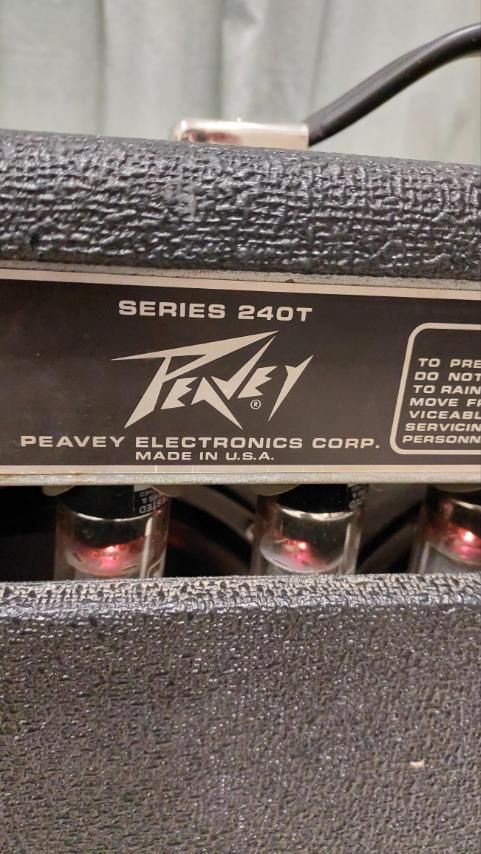 Ламповый гитарный комбоусилитель Peavey T240.