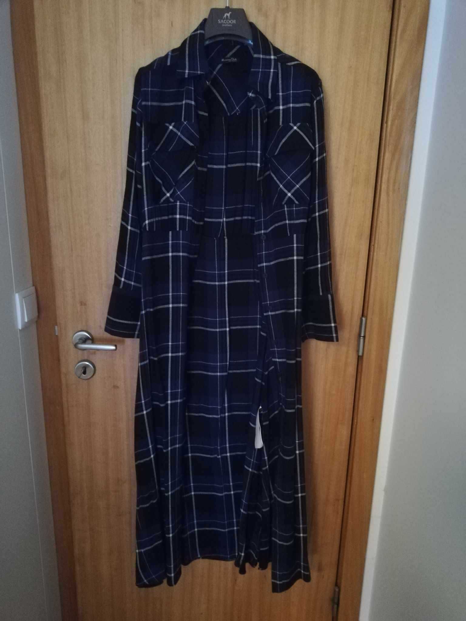 Vestido Massimo Dutti, tamanho 34, tipo camiseiro (botões frontais).