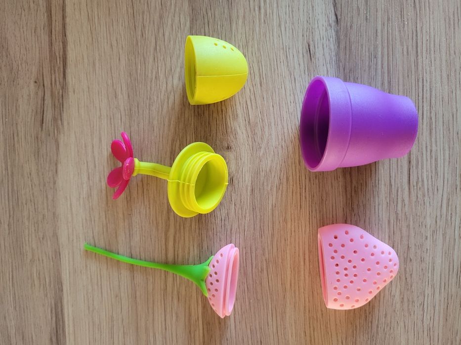 Dwa kwiatowe zaparzacze do herbaty