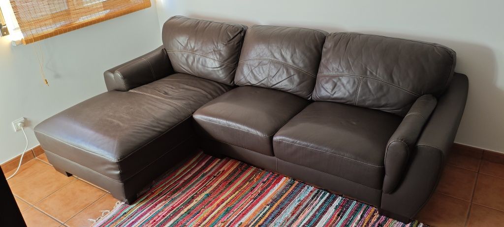 Sofá de pele castanho com chaise longue.