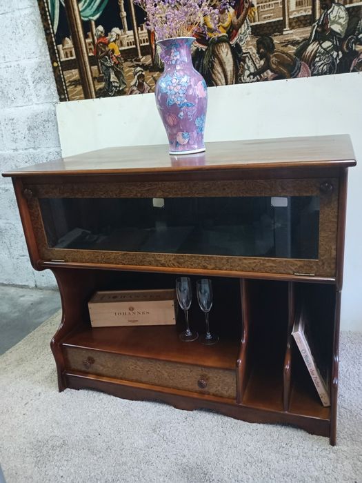 Belíssimo móvel anos 80
Multifuncional com iluminação. madeira maciça