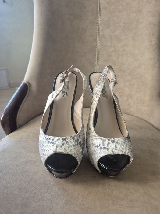 Босоніжки на каблучку.