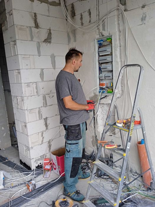 Elektryk - awarie instalacji elektrycznych w domach. Naprawa montaż.