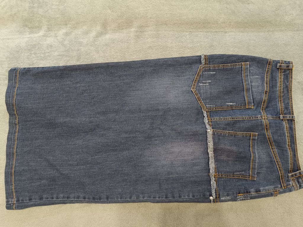 Довга синя джинсова спідниця
