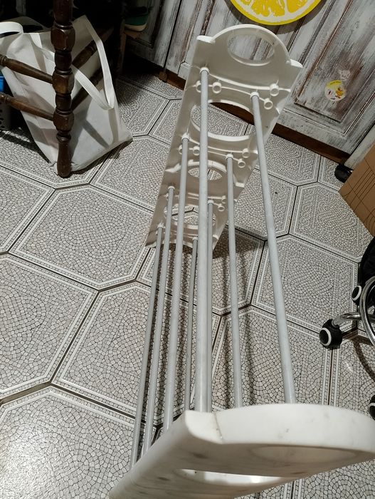 Biała półka na buty