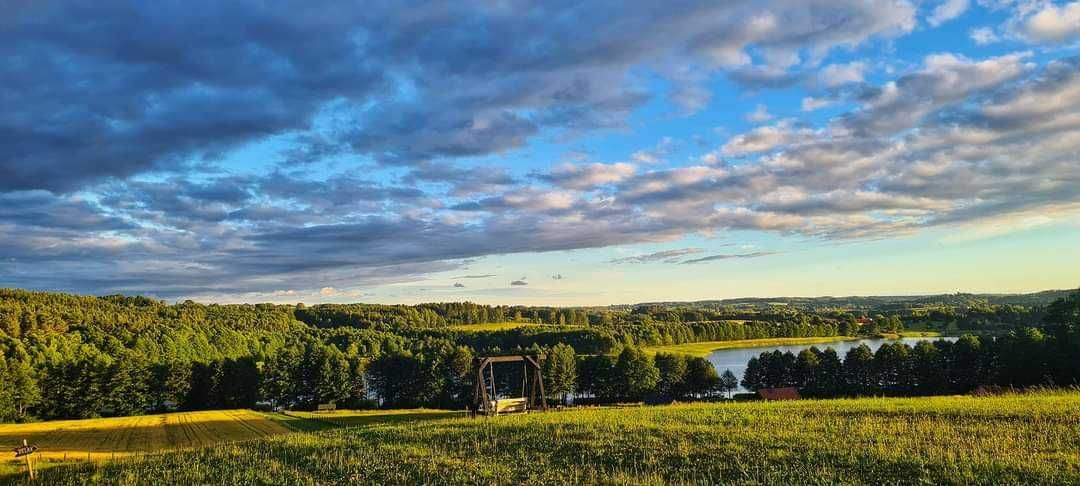 Działka budowlana z linią brzegową, widokiem, plażą, pomostem, mediami