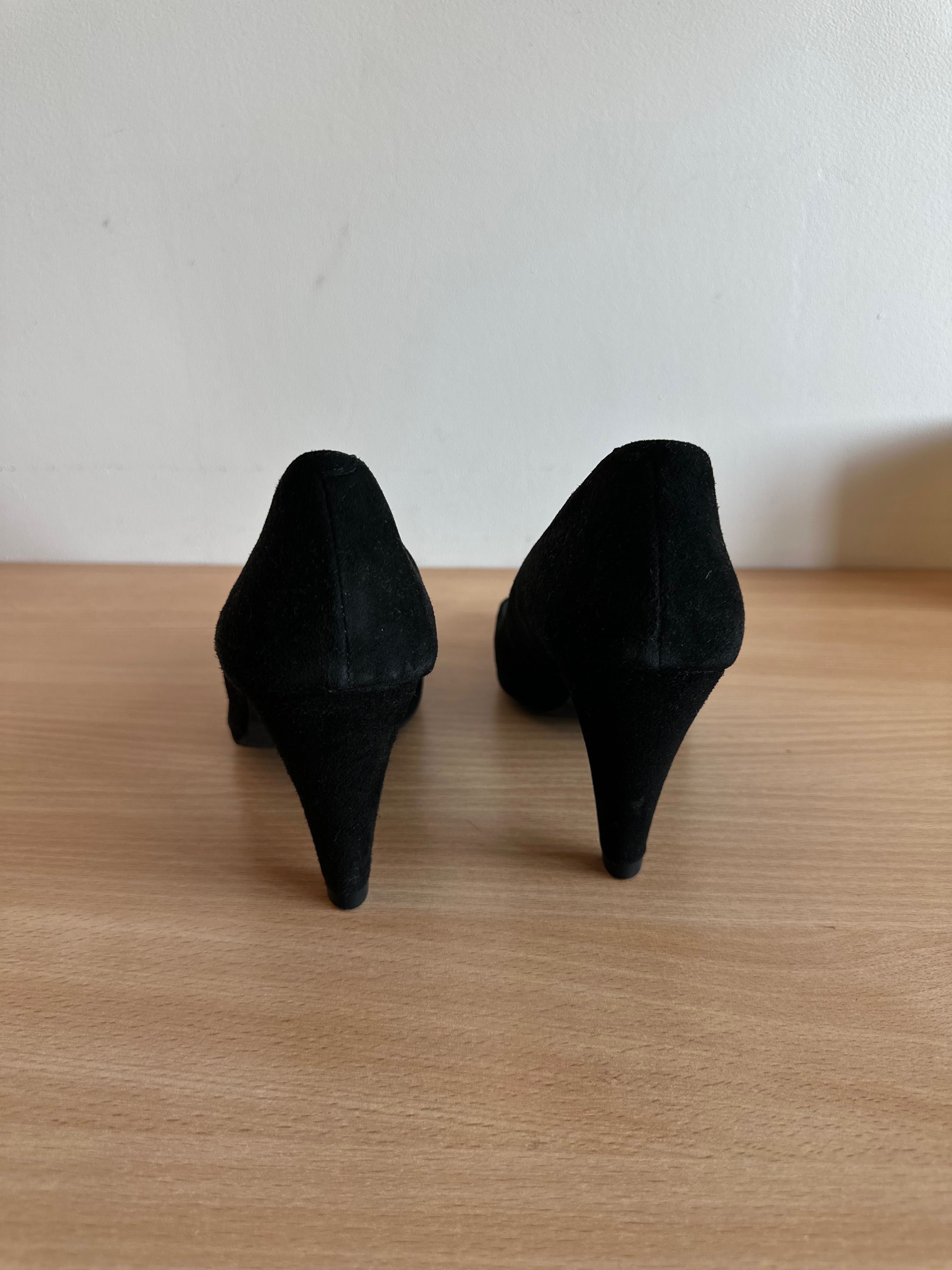 Czarne zamszowe buty na obcasie marki Kazar