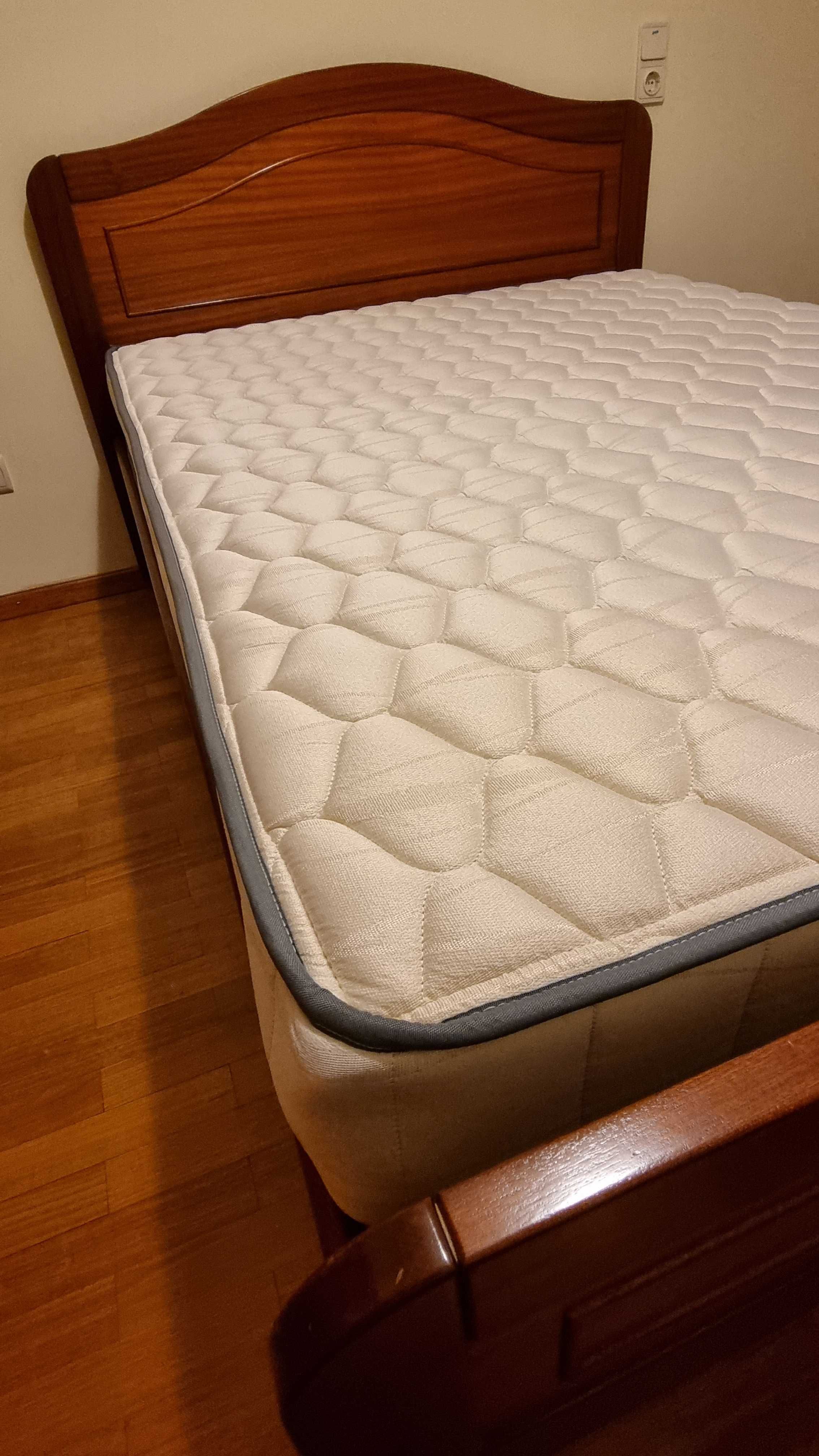 Cama de casal com colchão