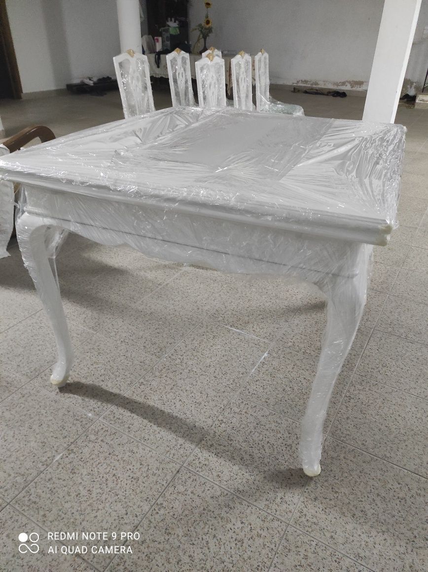 Mesa extensível com  6 cadeiras incluídas,modelo Queen Anne