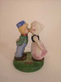 Porcelanowa figurka pocałunek chłopca i dziewczynki