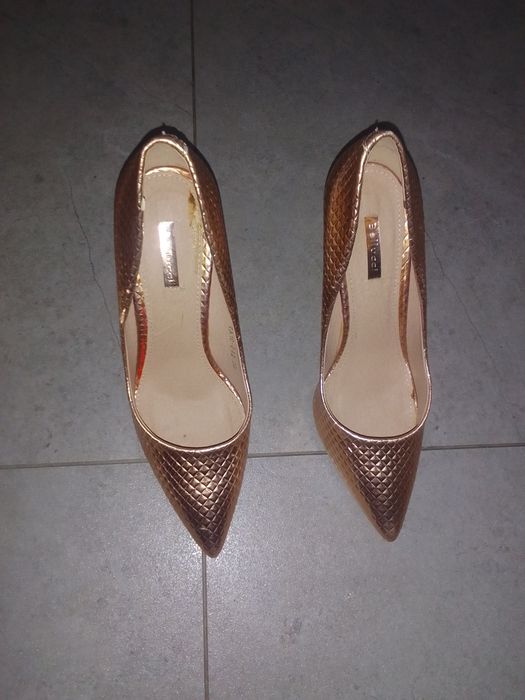 Piękne złote szpilki TANIO