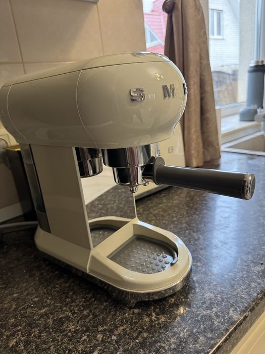 Кавомашина smeg кремова
