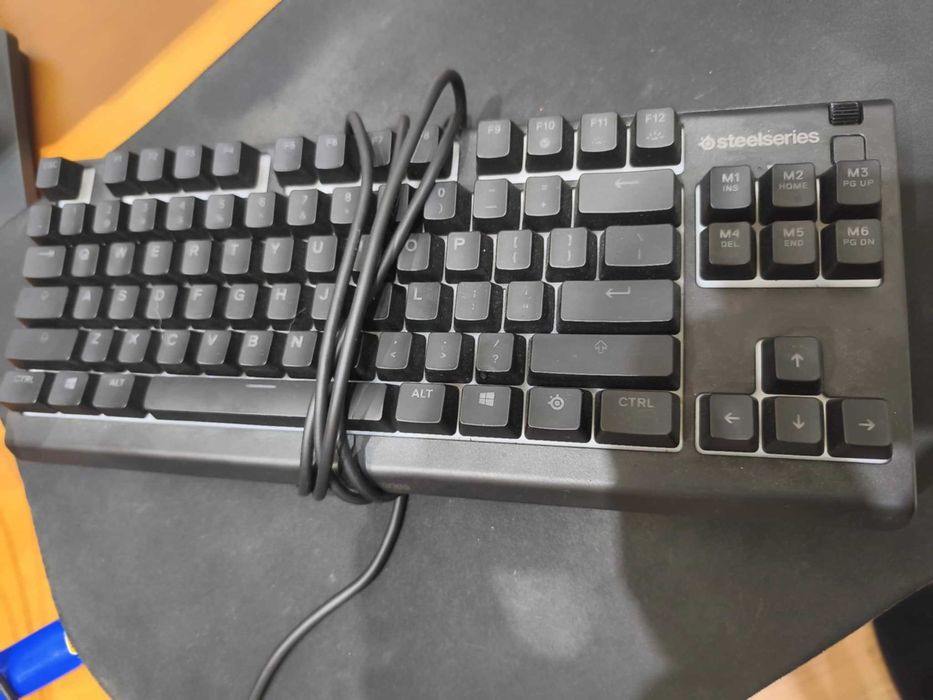 Computador + 2 monitores + teclado + rato + headesets + tapete gaming