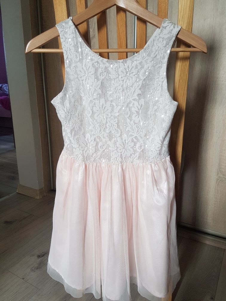 Pudrowa różowa tiulowa sukienka 146