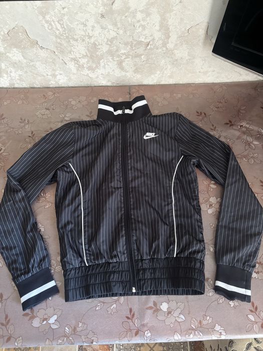 Ветровка-бомбер  Nike  отличное состояние
