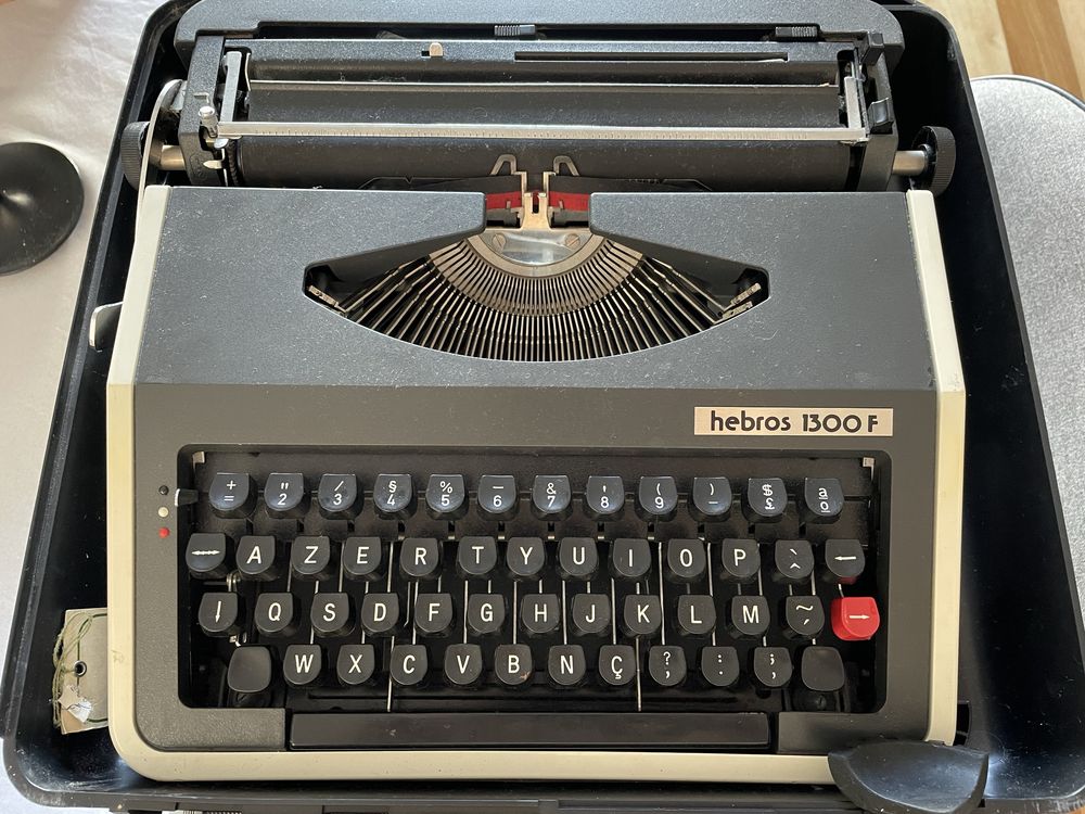 Máquina de escrever com mala