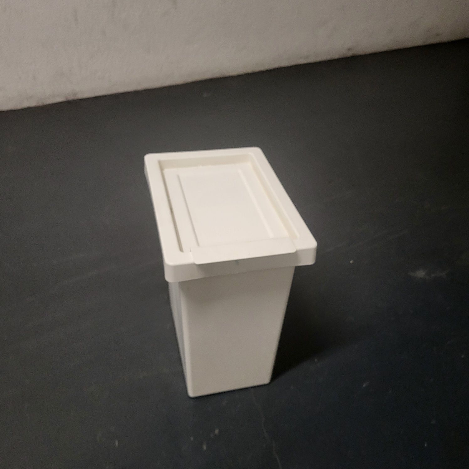 Caixote com tampa Ikea
