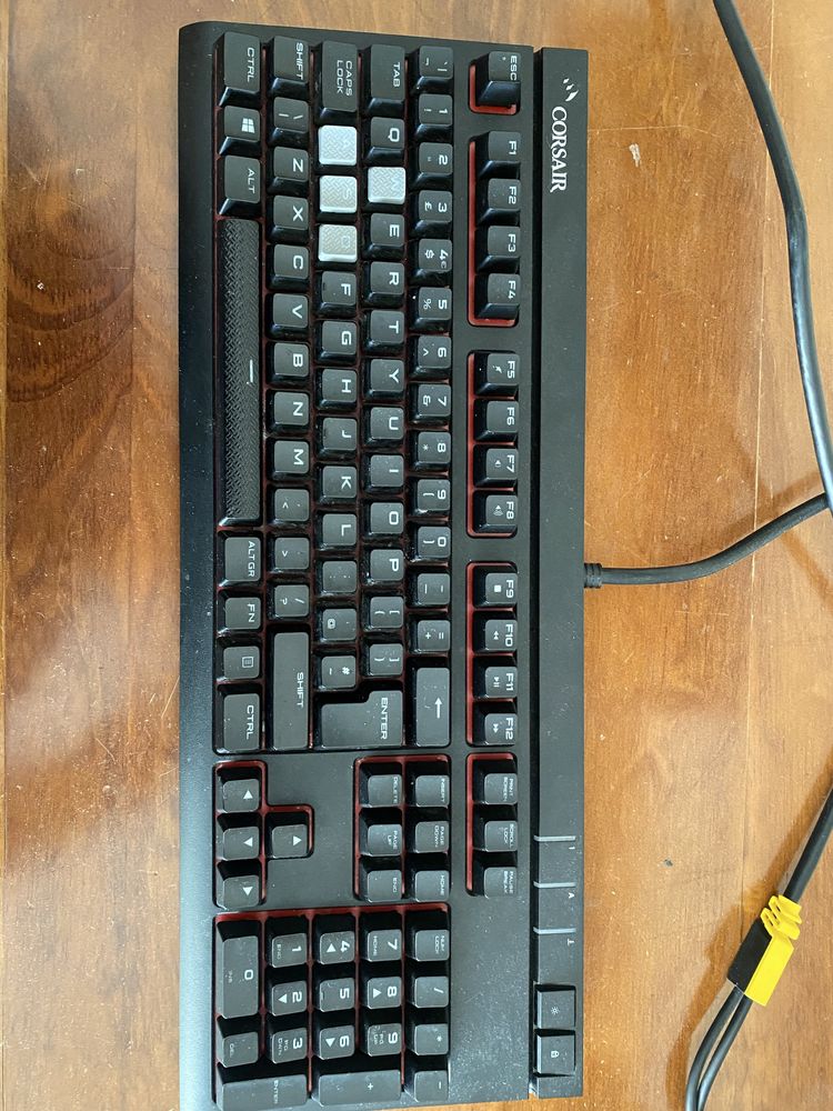 Teclado Mecânico Corsair Strafe RGB Cherry MX Red