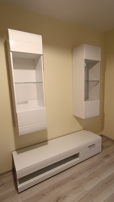 Zestaw nowoczesnych mebli pokojowych – biel