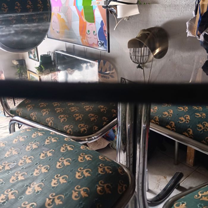 Mesa de vidro com cadeiras de oferta