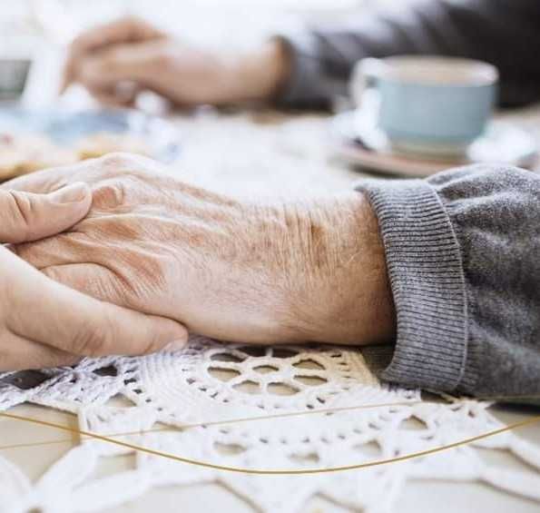 Cuidadora de idosa interna procura trabalho nesta área