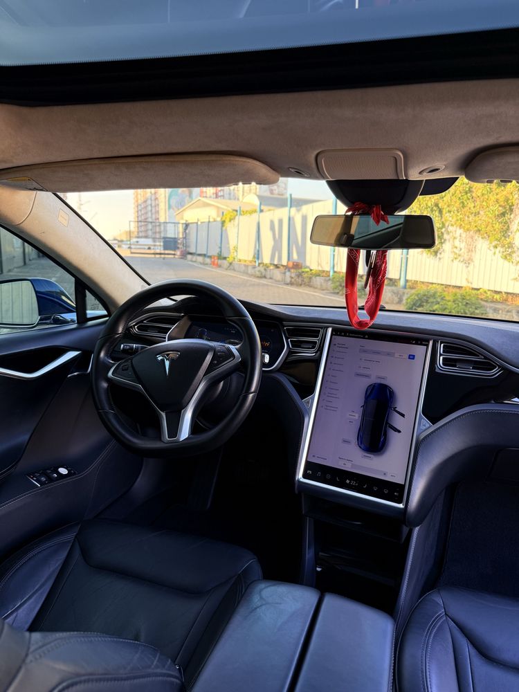 Tesla Model S 2015