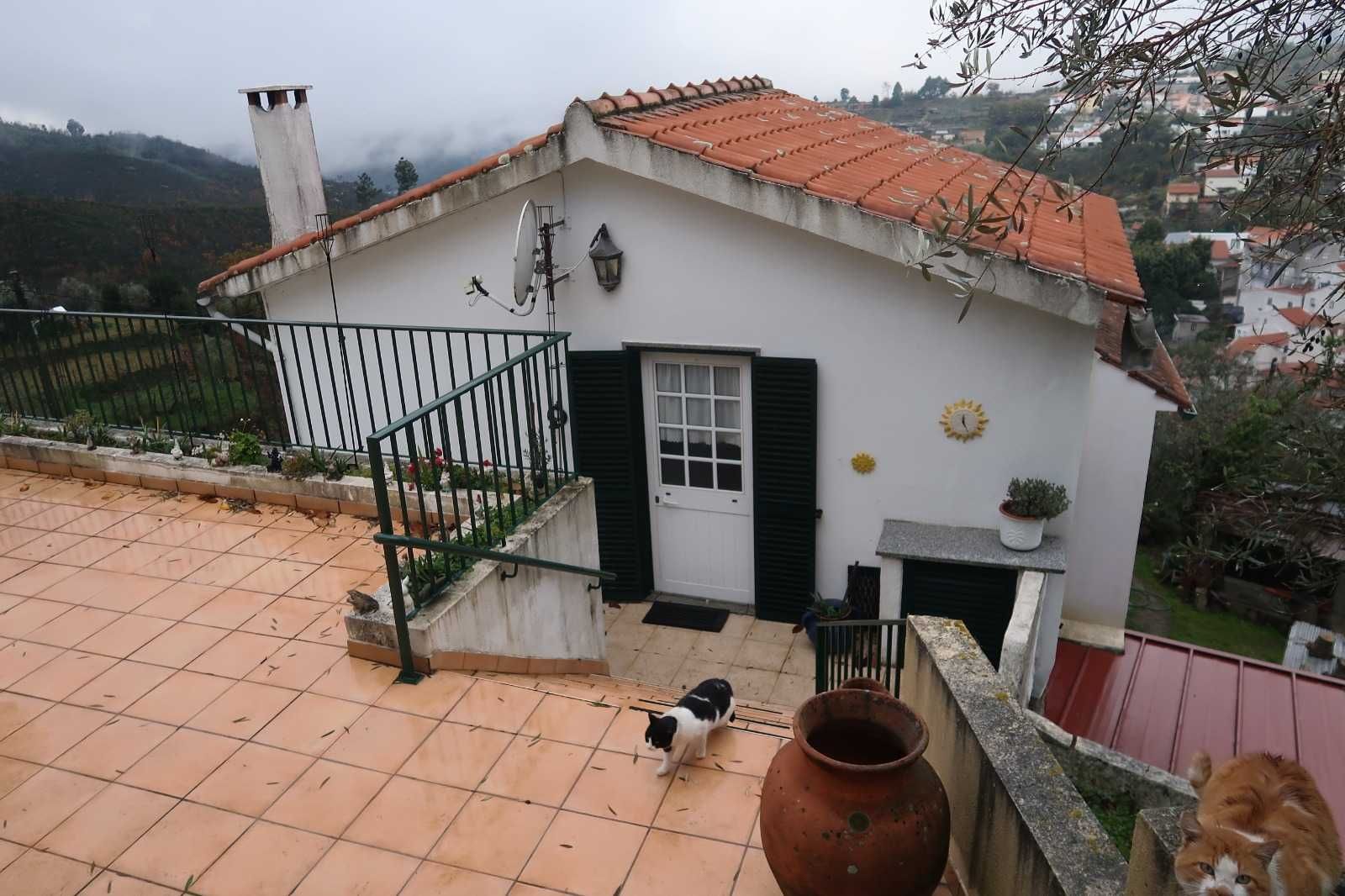 2 Moradias prontas a habitar, com eletrodomésticos e mobiliário