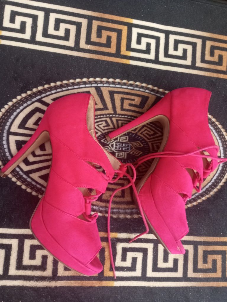 Fajne buty na obcasie platforma r38 fuksja