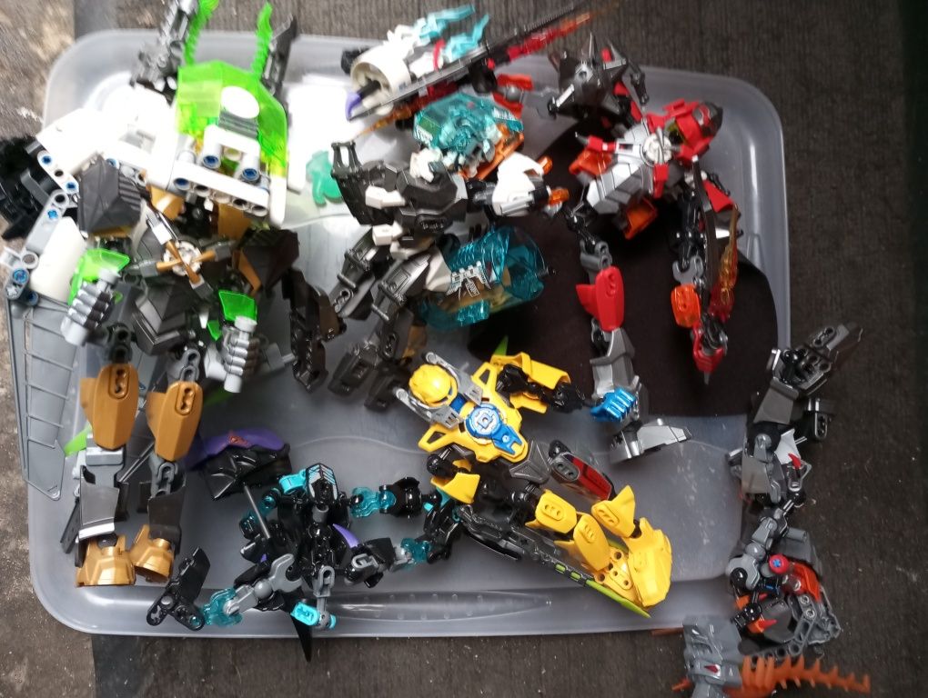 Mix figurek Bionicle i Playmobil