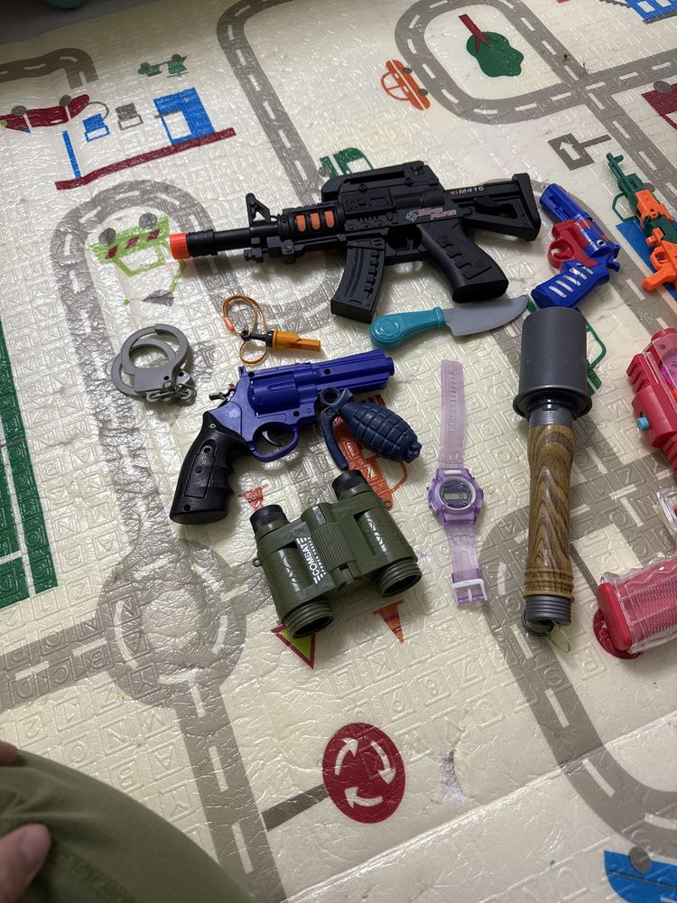 Іграшкові пістолети і автомат