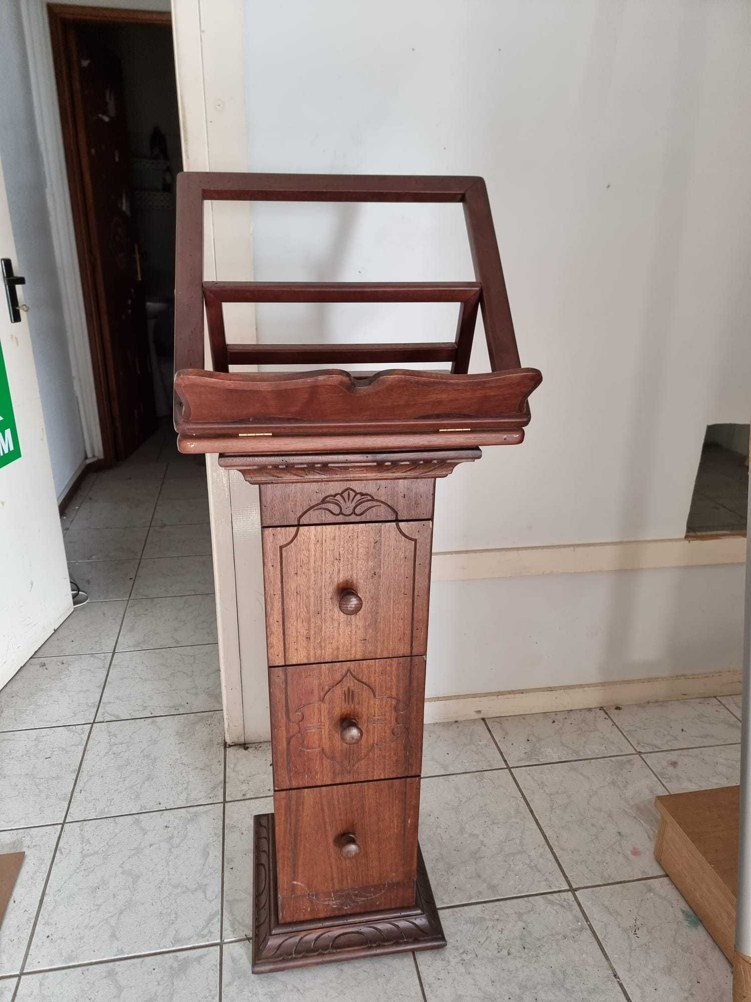 Movel rustico com gavetas