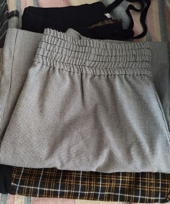 Lote de 30 peças de roupa incluí peças de inverno e verão