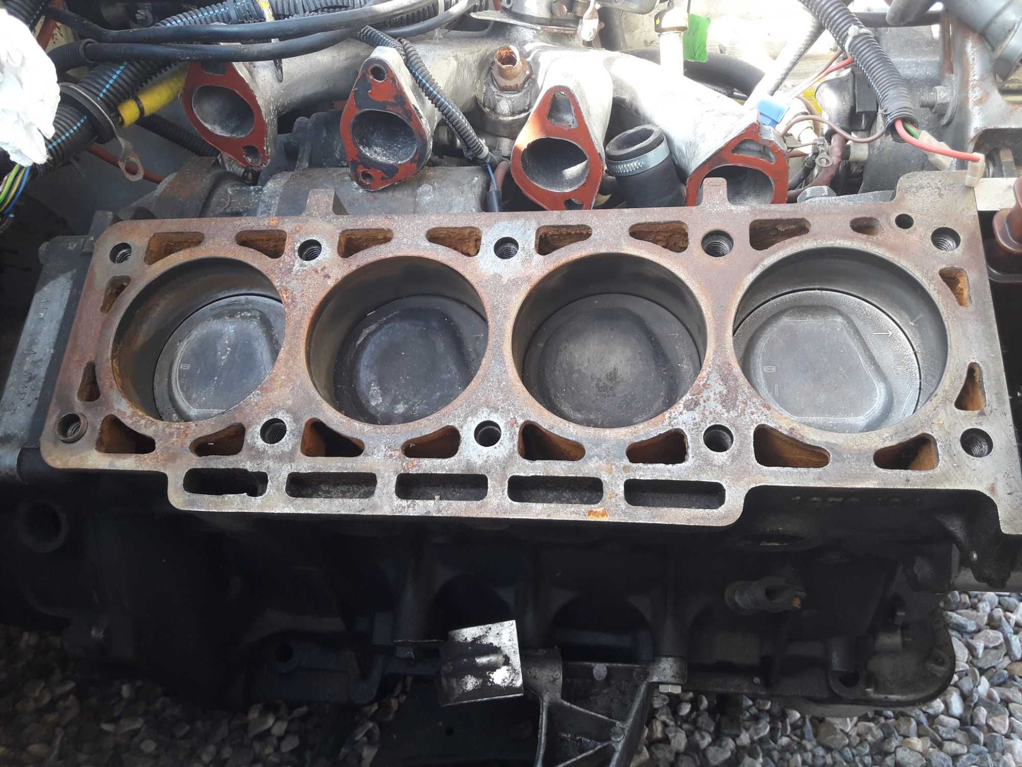 Silnik BMW M10B18 + Nowe Części Pojemność 1754 , 90 KM BMW e21 e30 e28