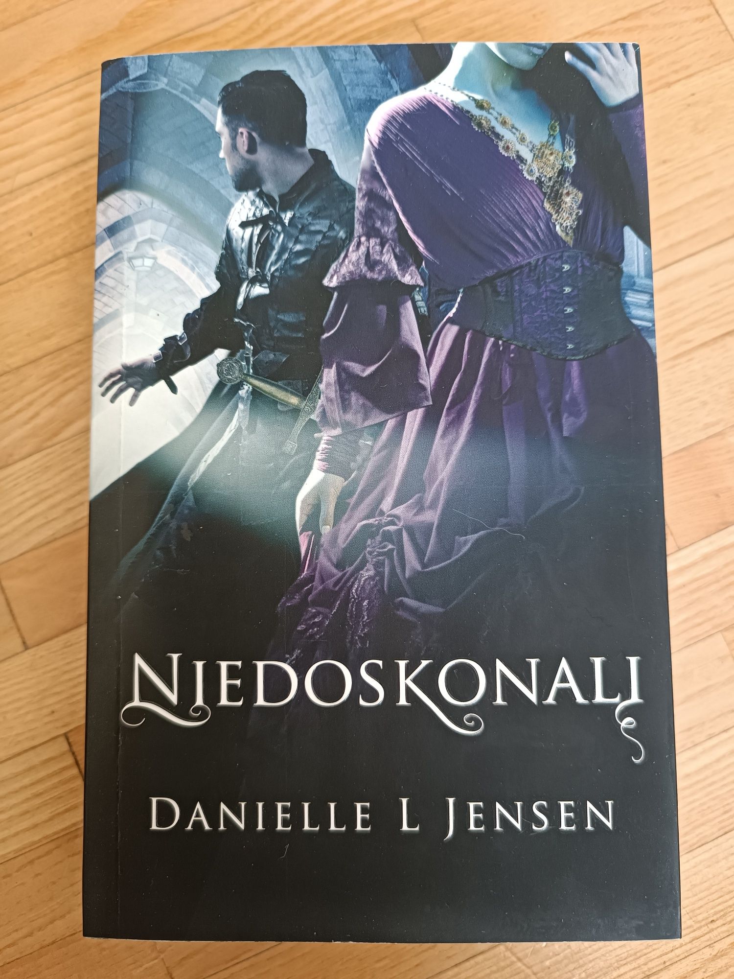 Danielle L Jensen "niedoskonali"