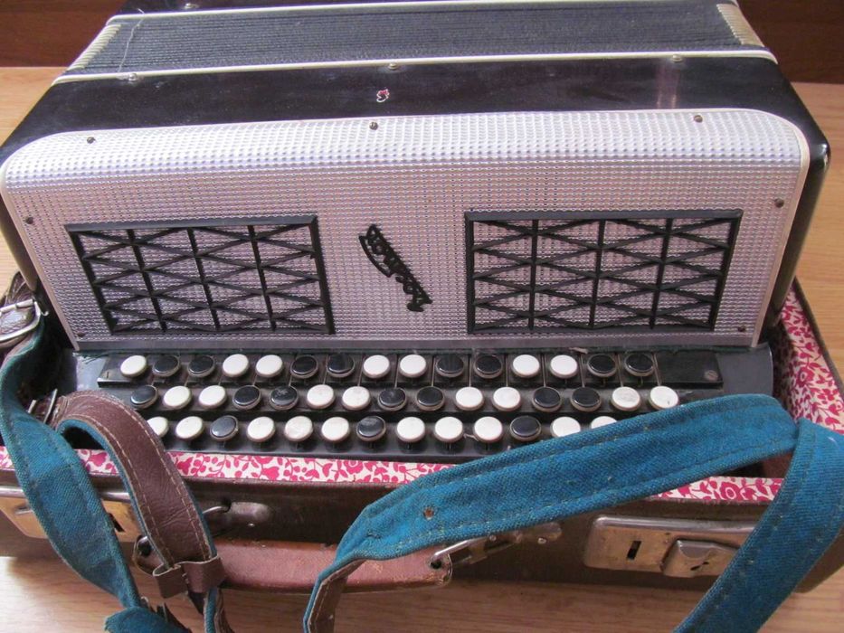 Stary Akordeon guzikowy,grający
