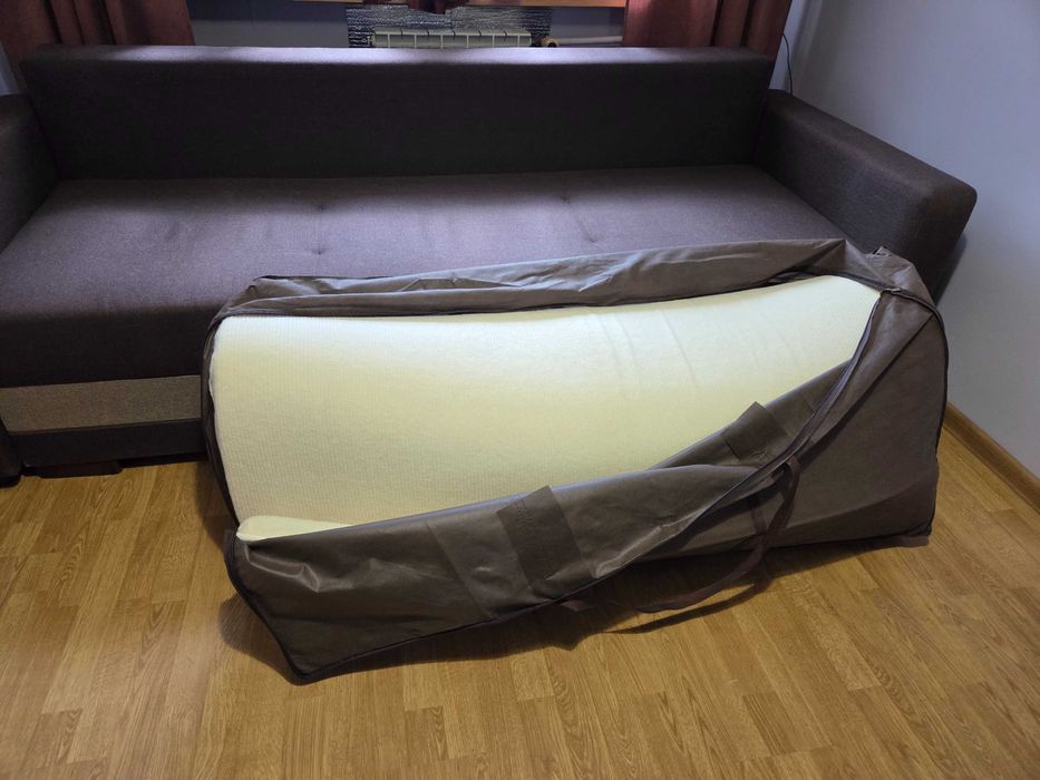 Rozkładana kanapa z materacem