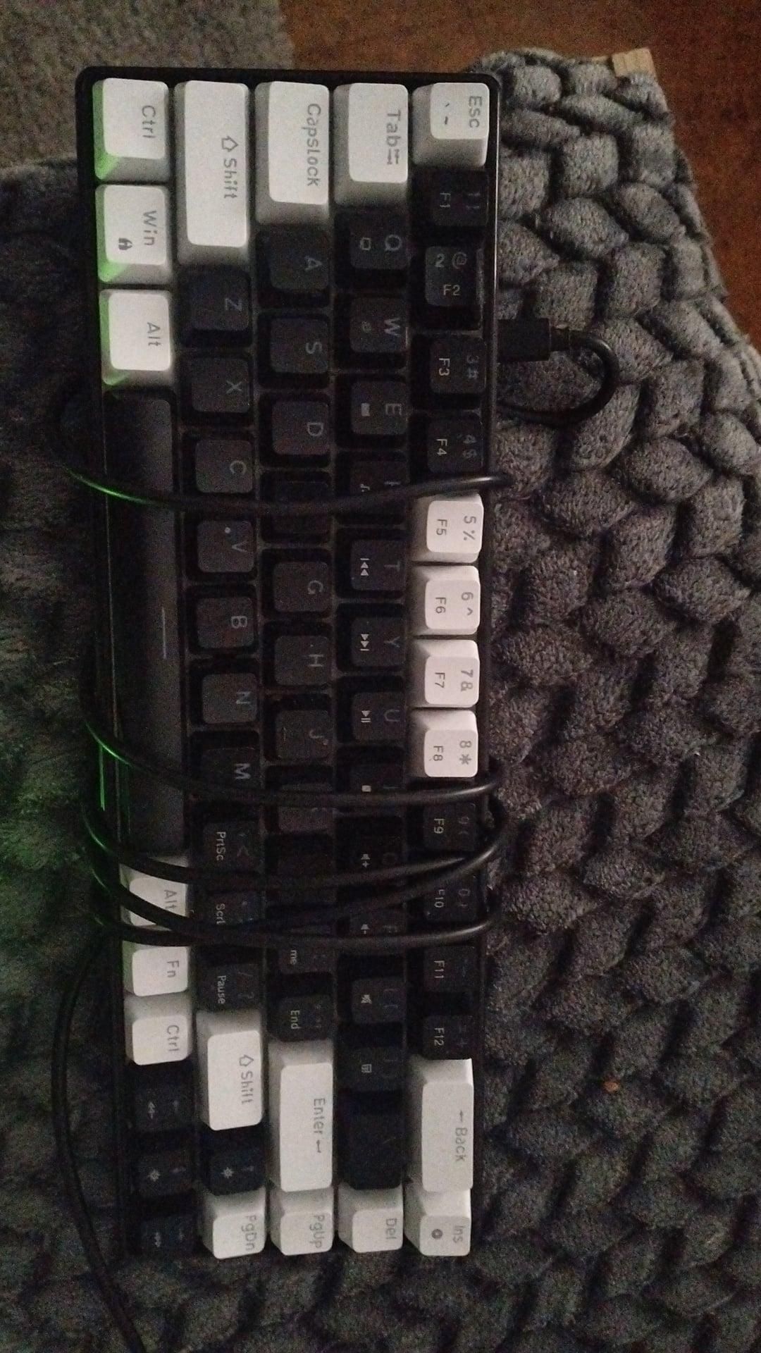 Teclado mecânico switchs azuis e a cor só tem azul