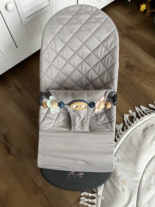 Leżaczek Baby Bjorn z zabawką