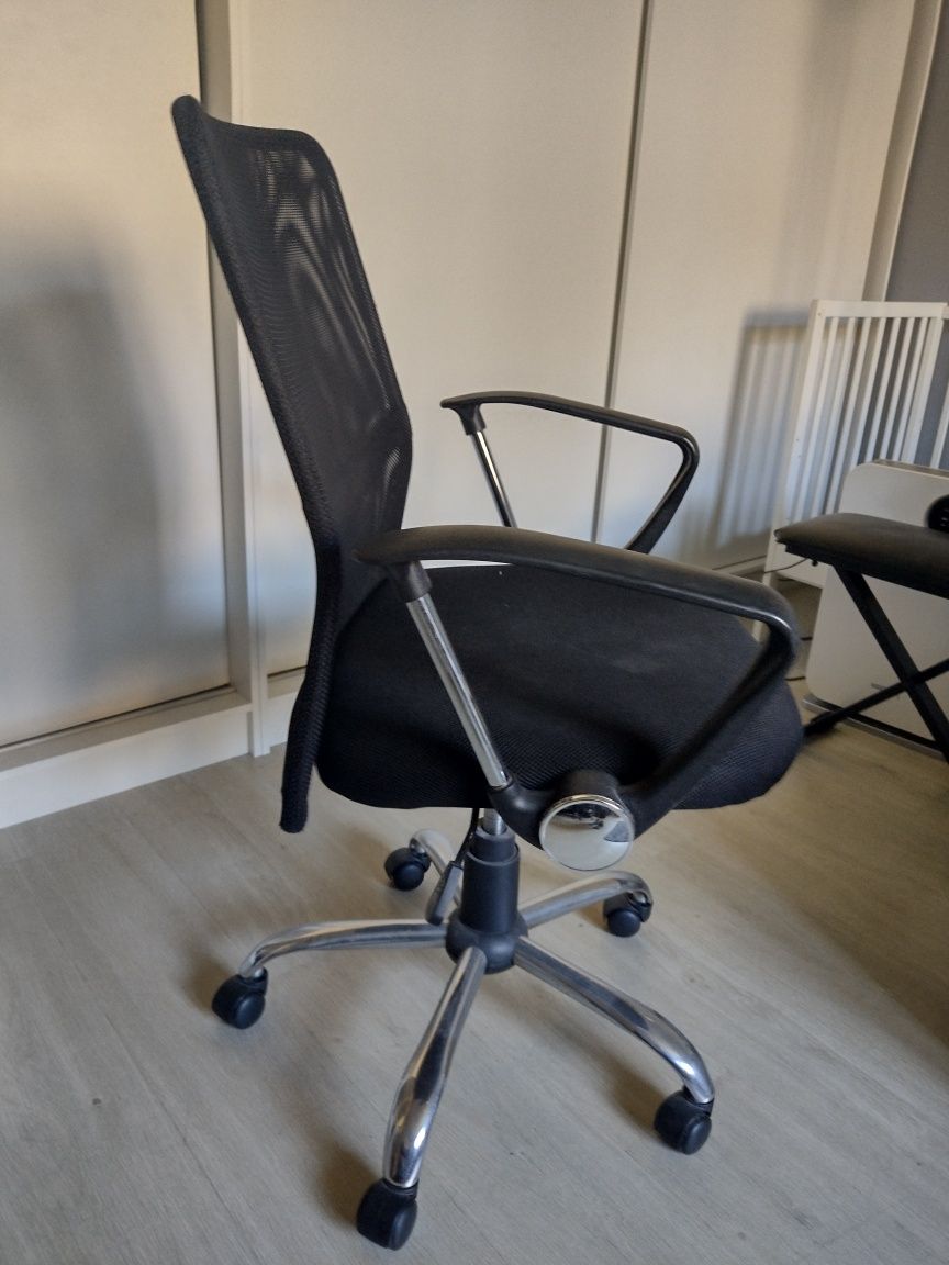 Krzesło biurowe obrotowe czarne na kółkach