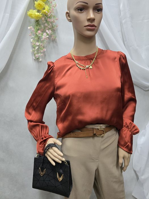 Miedziana ceglana bluzka lejący materiał gładka jednolita rdza koszu