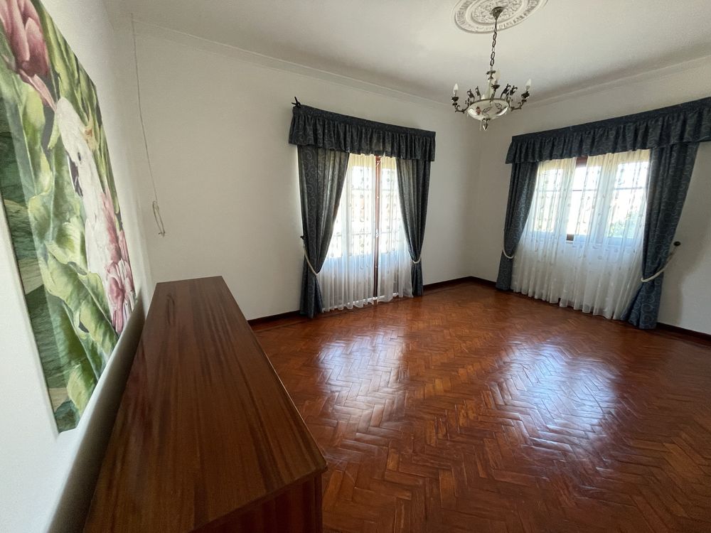 Apartamento T3 - semi mobilado com três frentes