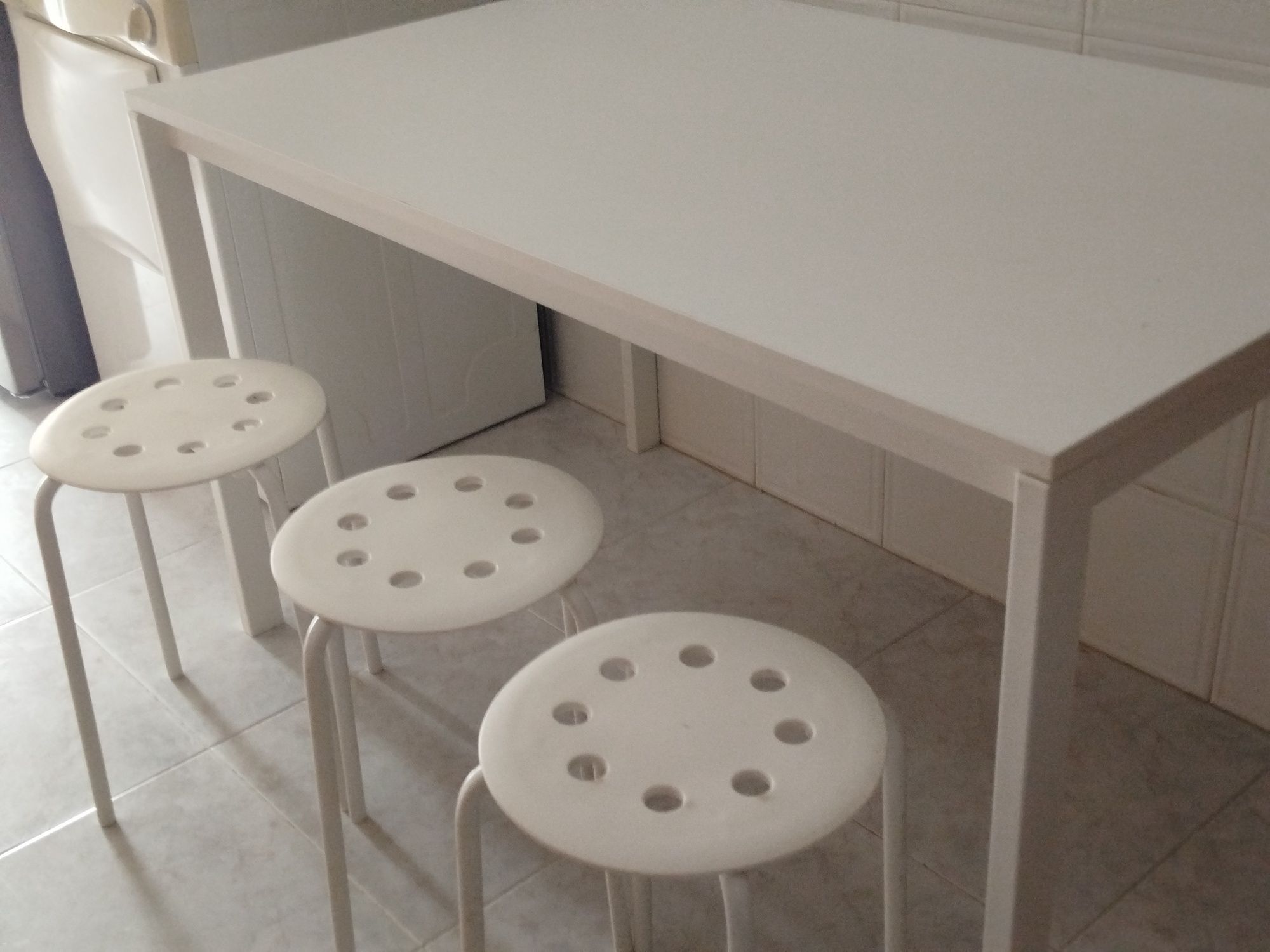 Mesa cozinha com 3 bancos  IKEA