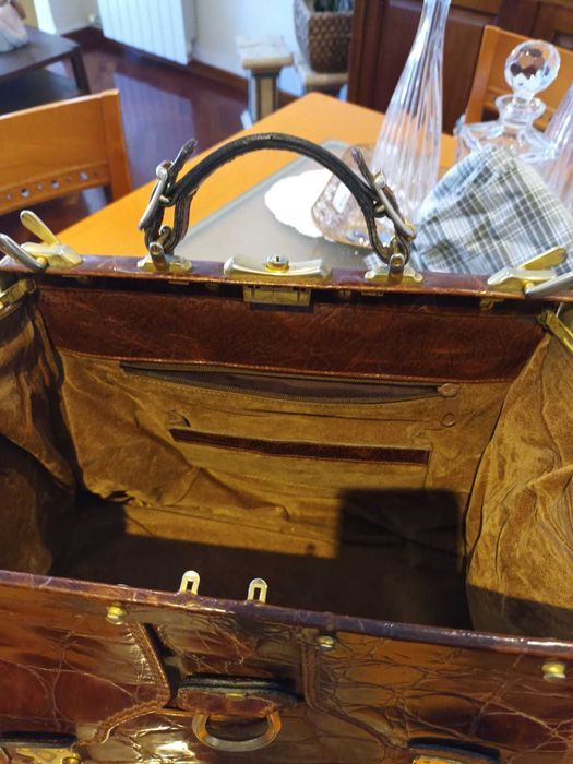 Carteira em 100% Pele Genuína (Apenas Contacto Telefónico/SMS)