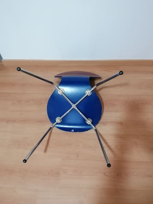 Vendo cadeira de cor azul