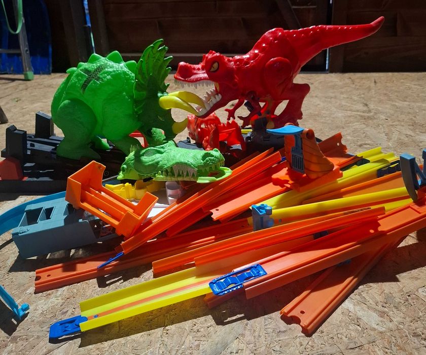 Zestaw zabawek hot wheels, myjnia, starcie z triceratopsem, atak tirex
