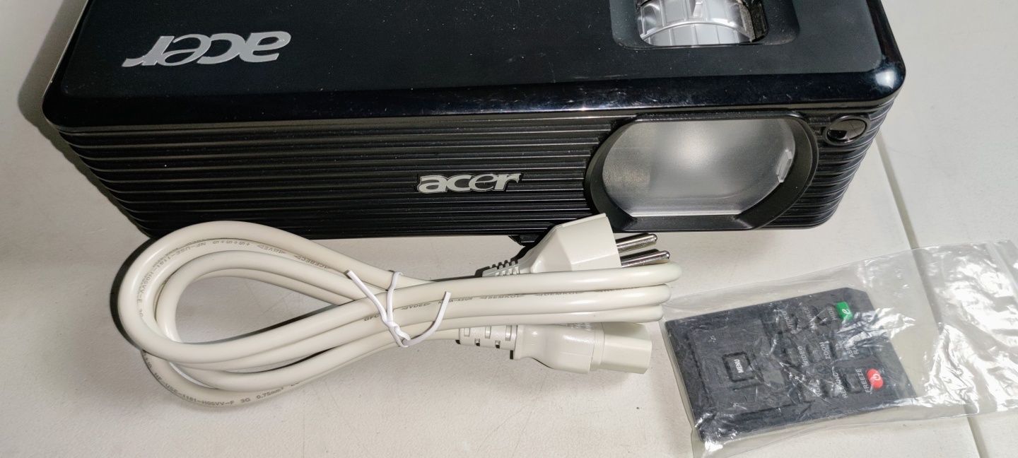 Projetor digital Acer P1165E - como NOVO c/ Comando