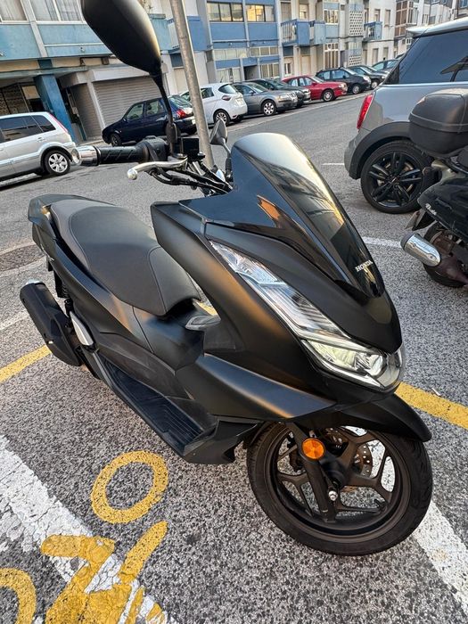 Mota PCX 2021 bem conservada